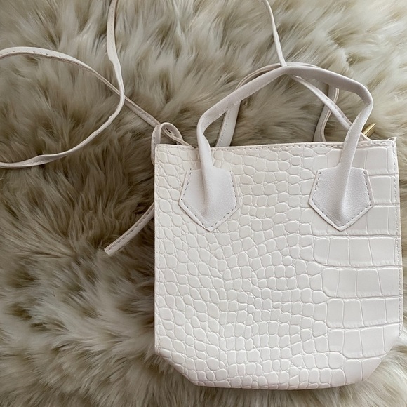 NWOT - cute small, white croc pattern purse - Picture 5 of 10